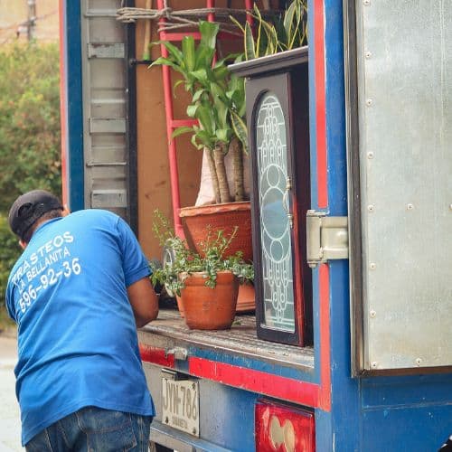 Camión para realizar acarreos y traslados en Medellín